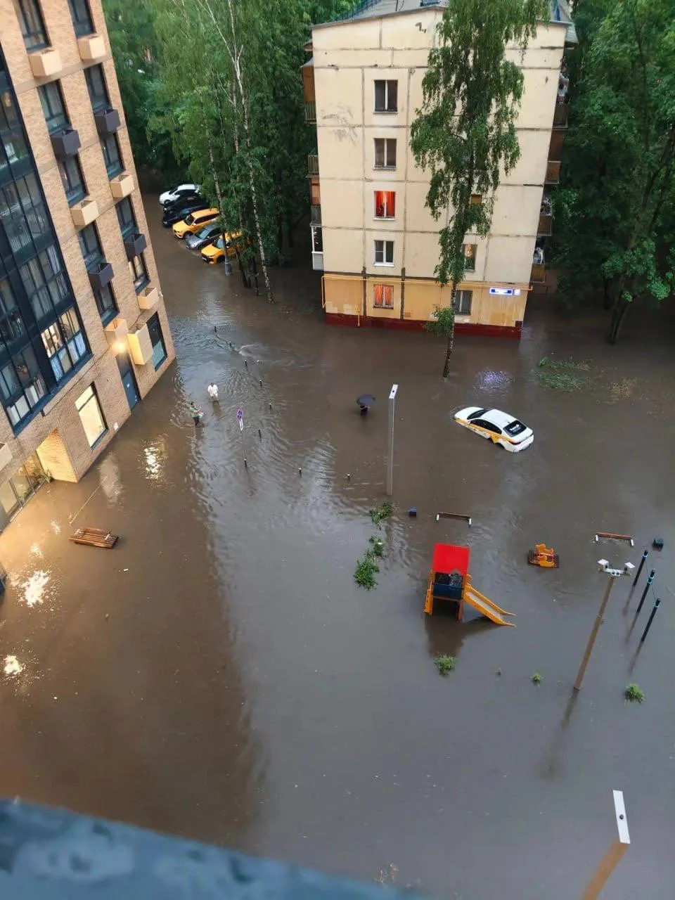 #нампишут 
Вот вам и новенький дом по реновации! 

После унедавнего ливня дом 92Ак1 на Щёлковском шо
