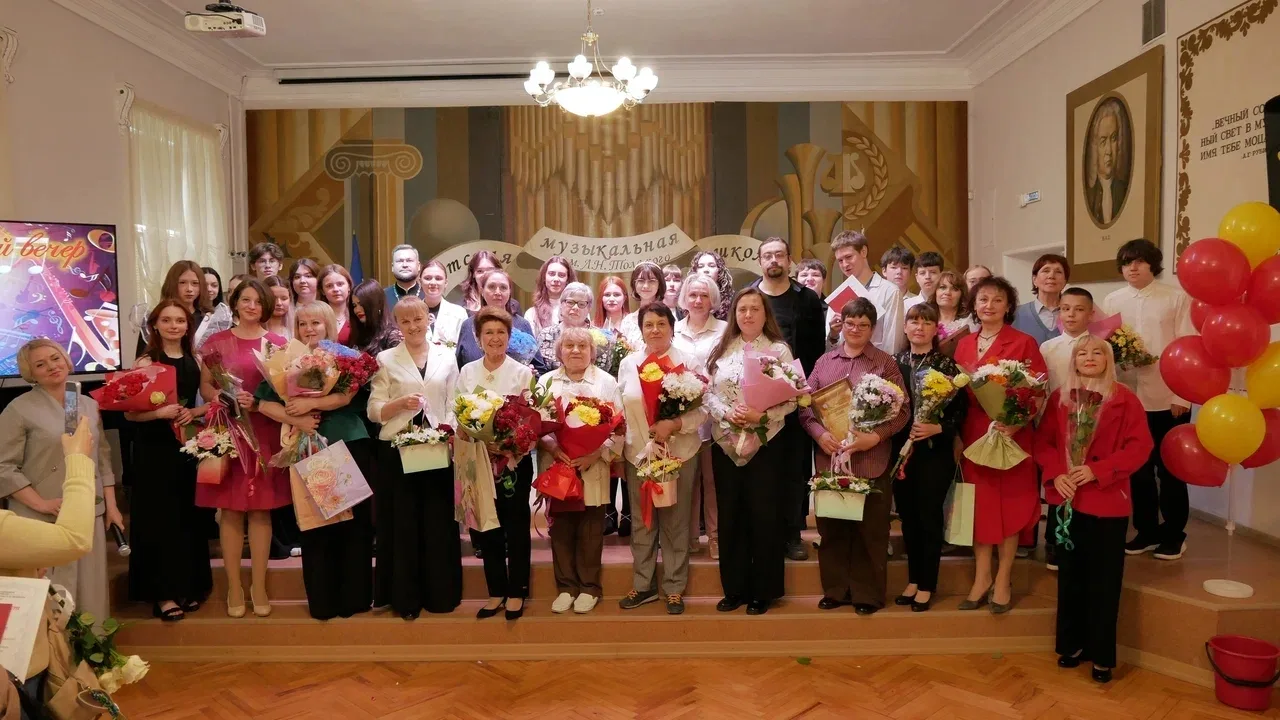 🎉💐🎶✨Музыка, цветы, улыбки и слезы радости, мальчишки и девчонки, мамы и папы, бабушки и дедушки, 