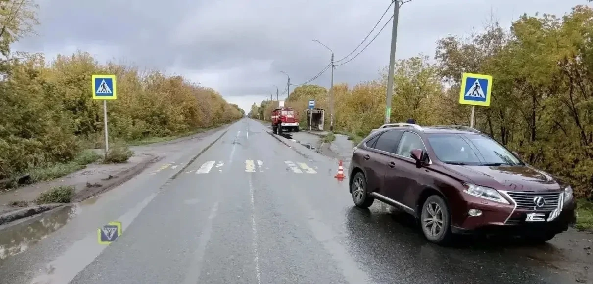 Женщина за рулем «Лексуса» сбила девочку на пешеходном переходе.
