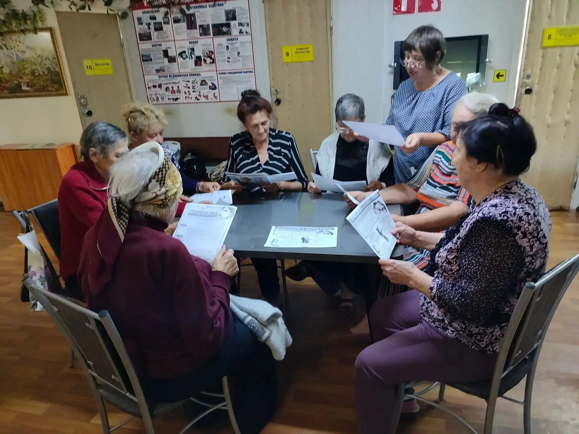 В дневном отделении комплексного центра для получателей социальных услуг прошла беседа ...