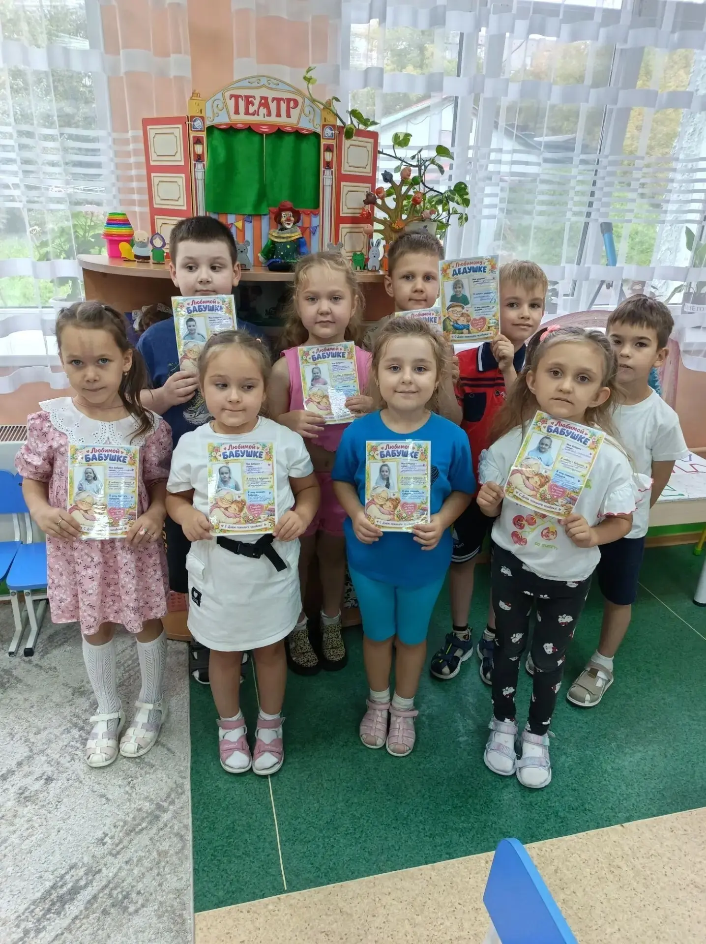 Сегодня ребята подготовительной группы делали подарки ко дню пожилого человека для свои...