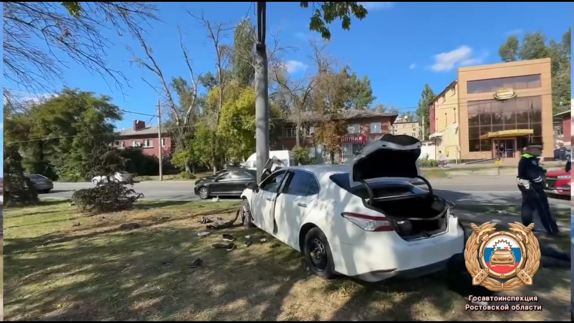Toyota Camry врезалась в рекламный щит на 40-летия Победы в Ростове — один пассажир пог...