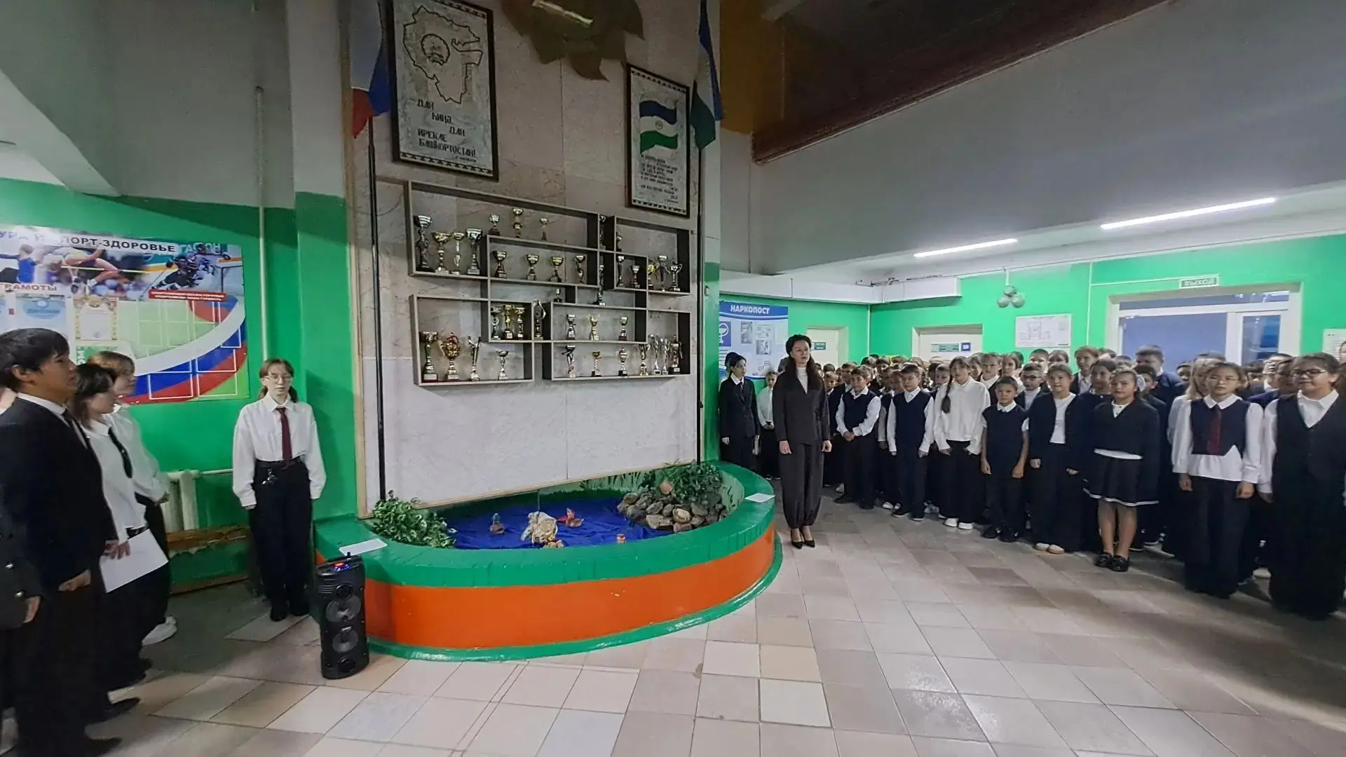 🌟Новая учебная неделя  традиционно началась с торжественной церемонии выноса и подняти...
