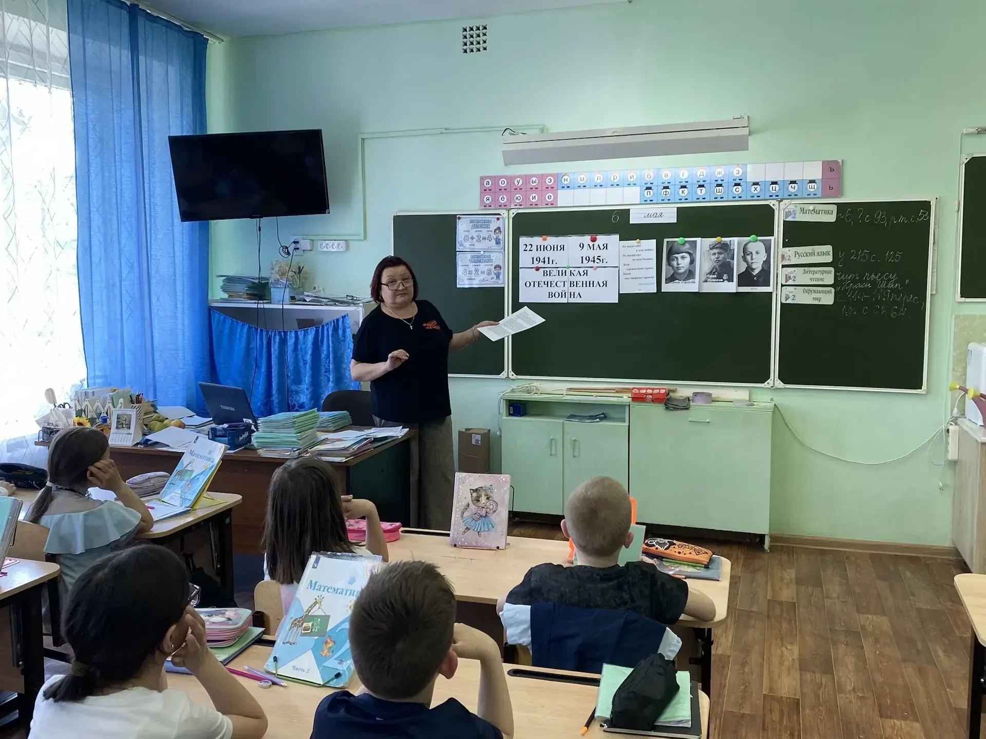 БИБЛИОТЕЧНЫЙ УРОК.7 мая на уроке во 2 б классе, посвященном пионерам-героям, школьный библиотекарь Т