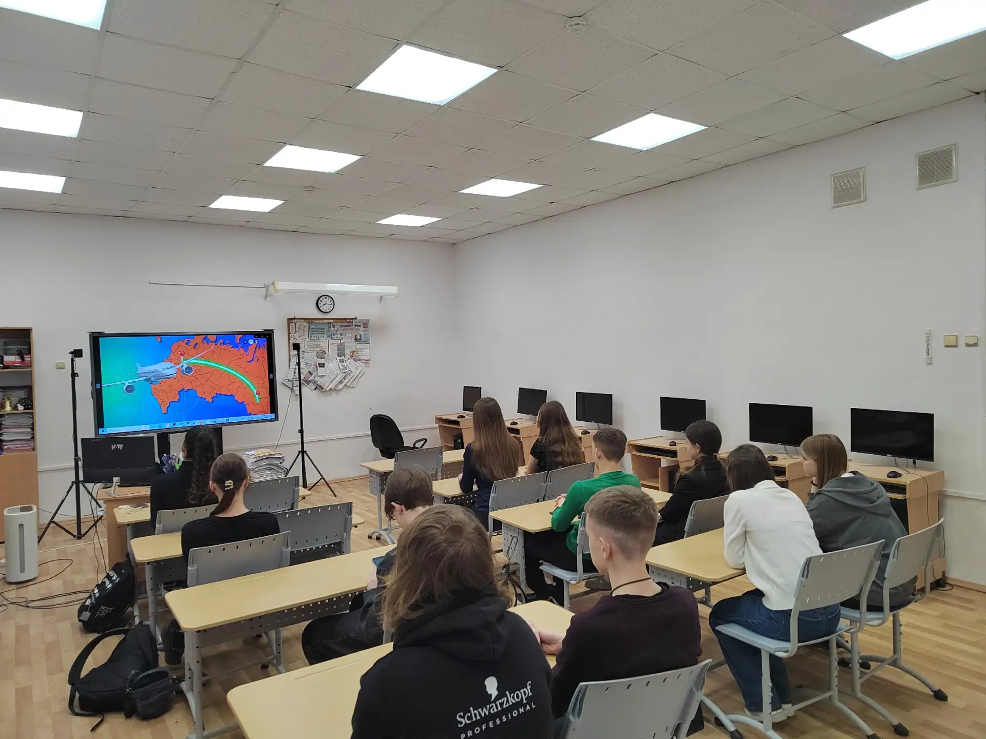 📅 26 февраля 2026 года у учащихся 9б класса прошло занимательное занятие на тему: 🚔🌳 «Россия комфорт