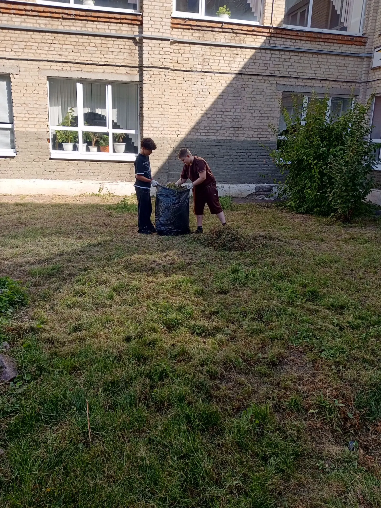 Обучающиеся 7А класса приняли участие в акции"Чистый двор".
