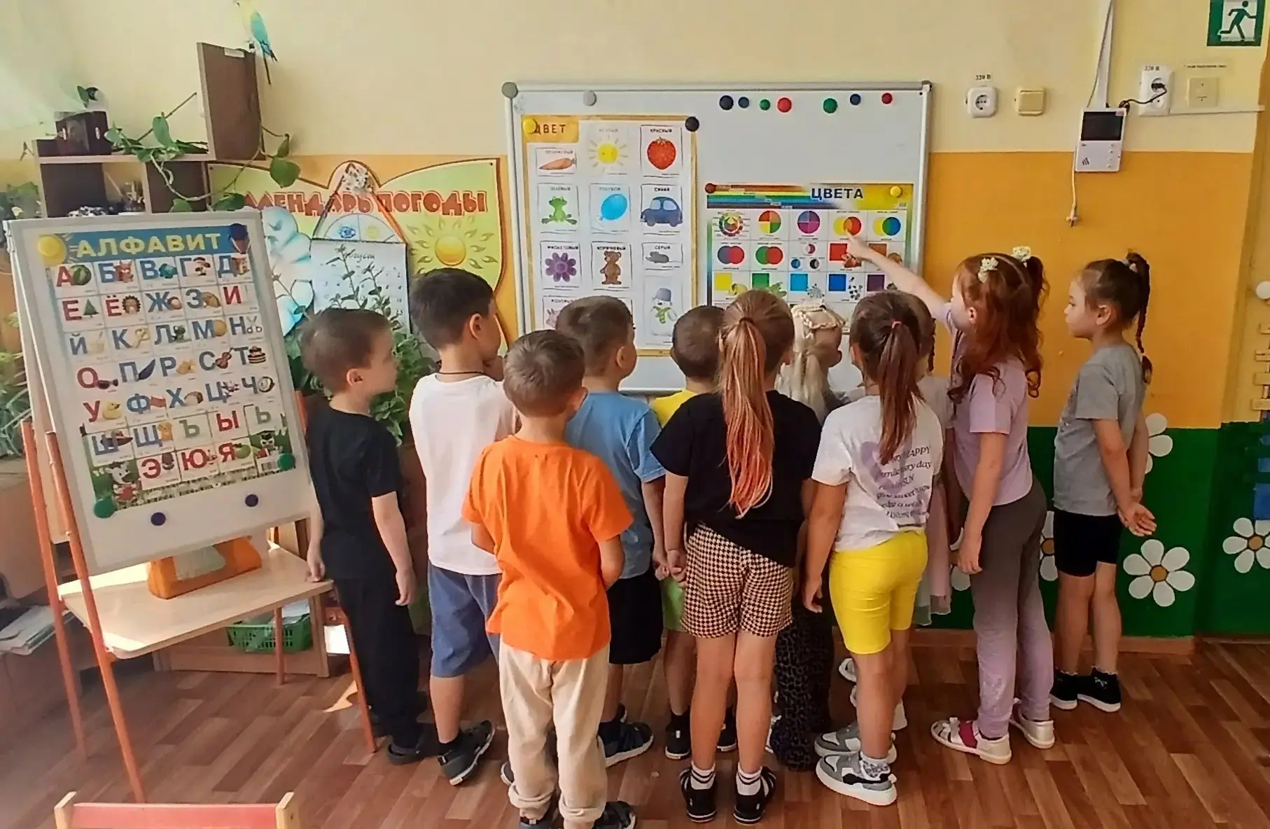 🌞 Летний день в детском саду: путешествие в мир тёплых и холодных цветов!