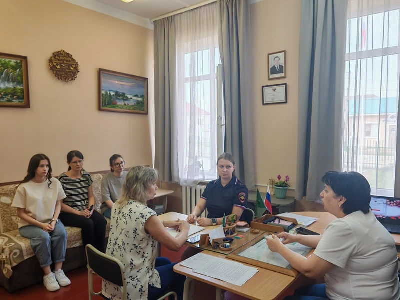 🚦В Тахтамукайском районе госавтоинспекторы обсудили с педагогами меры профилактики детского дорожно