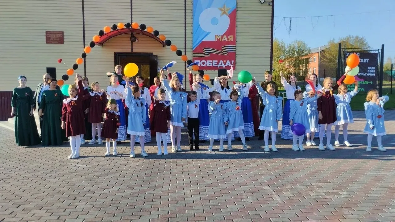 ✨7 мая площадь МБУК «ДК «Строитель» наполнилась музыкой и теплыми улыбками!