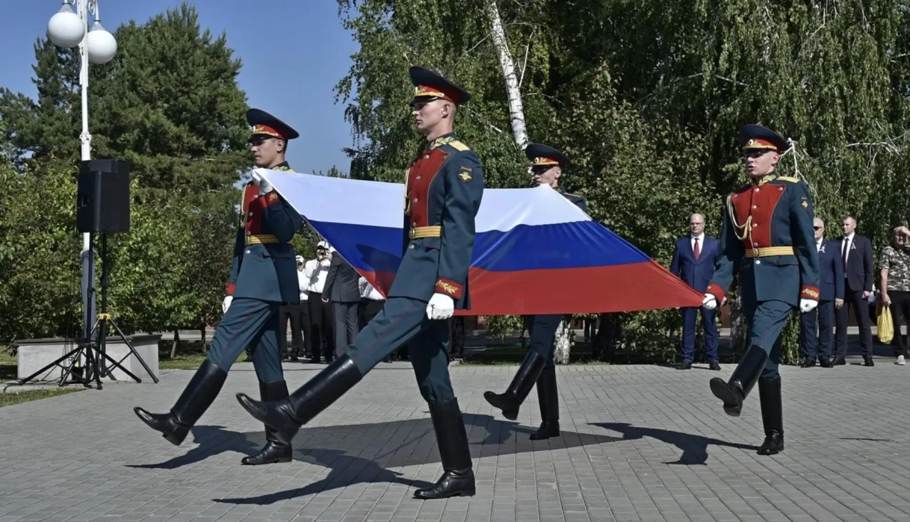 В Барнауле в День России прошли церемония поднятия флага и развод караулов. 

В Барнауле прошли торж