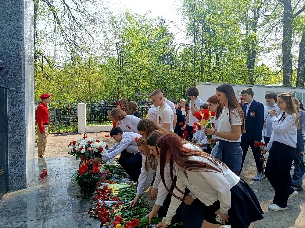 🌷🎉 Мы помним! Мы гордимся!  Сегодня в МБОУ СШ №14 состоялось важные и трогательные мероприятия— возл