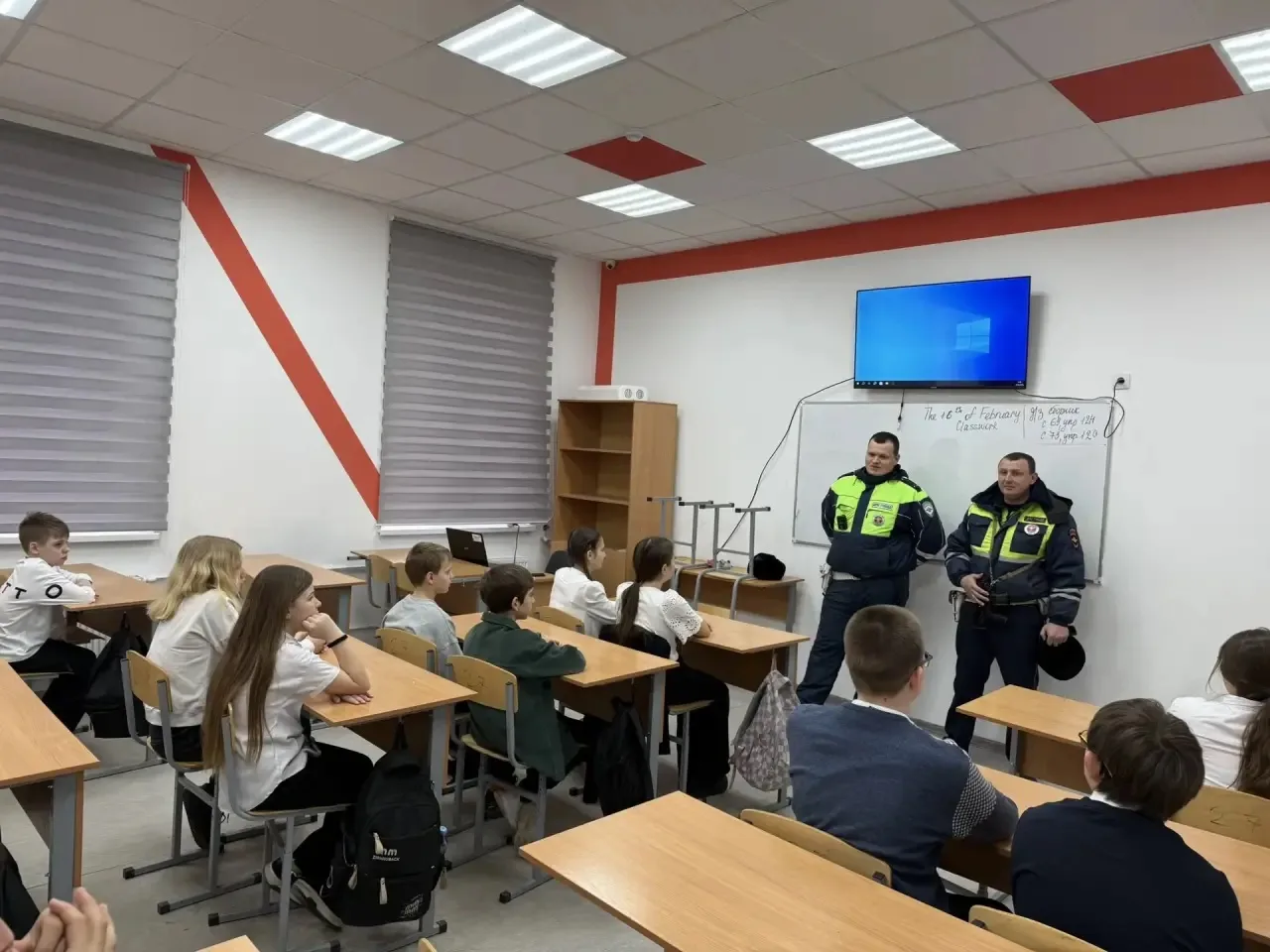 Встреча со стражами дорог в рамках Недели безопасности! 🚔✨  19.02.26 в стенах МБОУ СОШ №3 произошло 