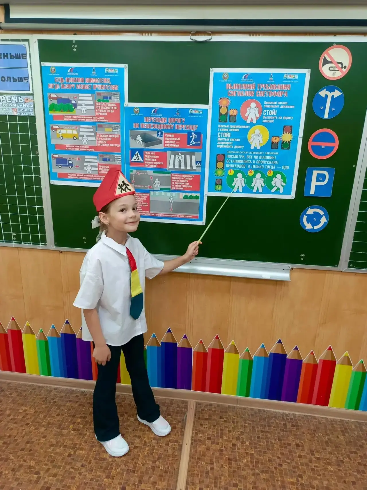 В рамках недели безопасности дорожного движения во 2а классе провели беседу, где вспомн...