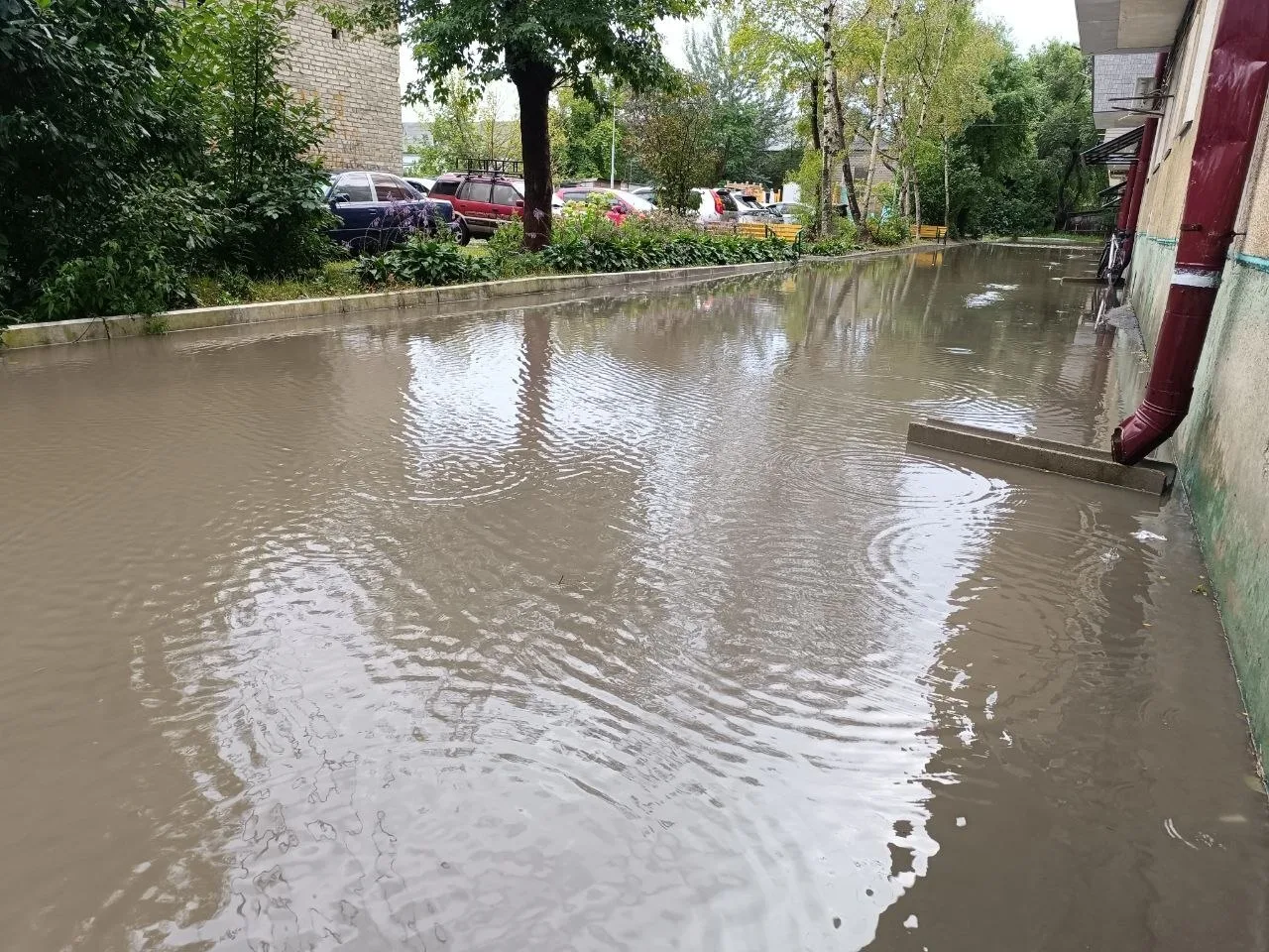 🏊‍♀️Некоторые дворы после ливня превратились в бесплатные бассейны