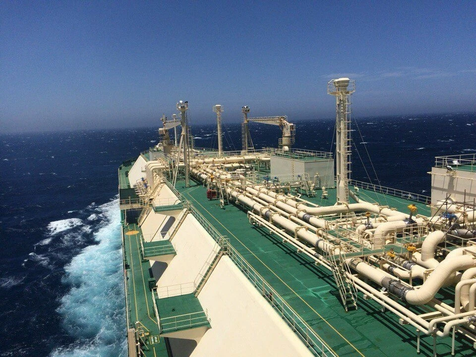 Ничего необычного: газовоз за работой в море.