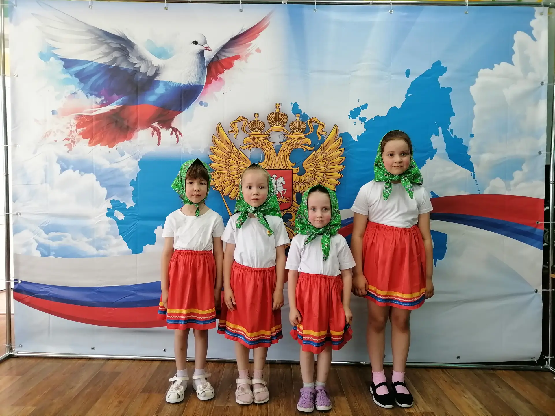 Нам праздники для радости даны,
Мы знаем их немало, самых разных,
Но день России, день родной страны