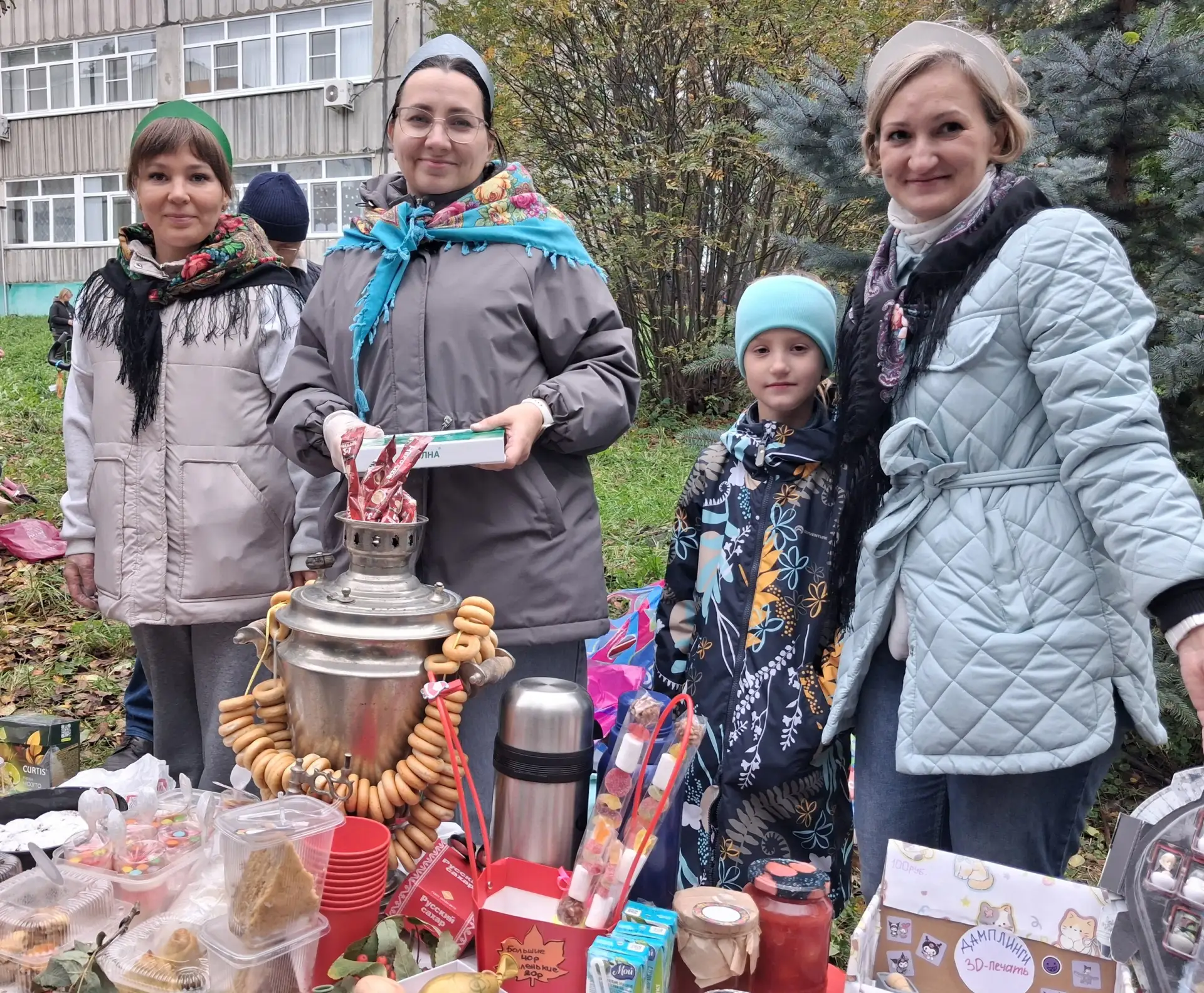 Ярмарка в школе 125 на улице Комсомольской - в разгаре, а в 18:00 ярмарка начнется в зд...