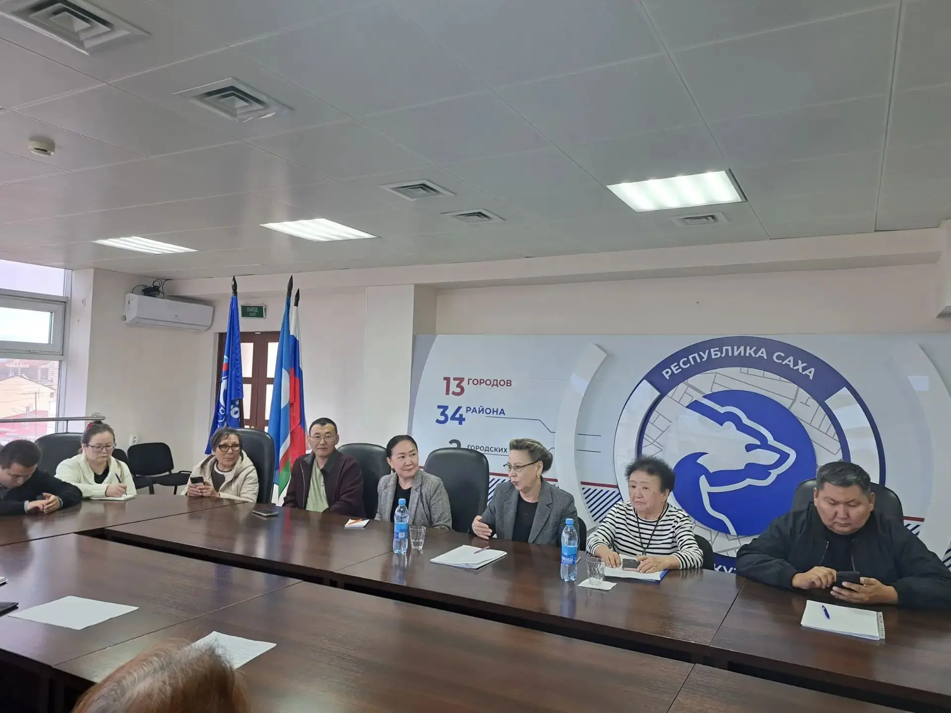 На площадке Общественной палаты республики встретилась с представителями землячеств Уст...