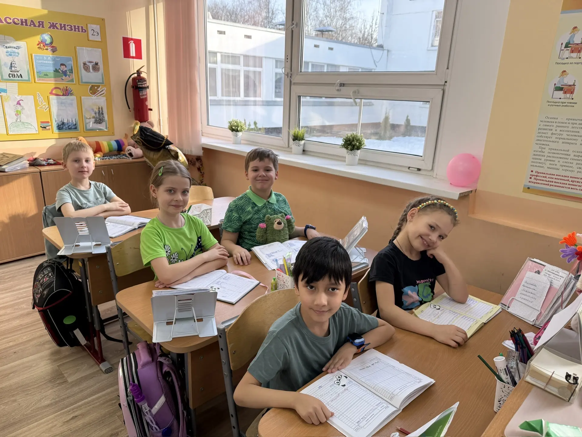 Последний день четверти у ребят из 2Э по традиции цветной. 💚 И, конечно, в начале весны этот день - 