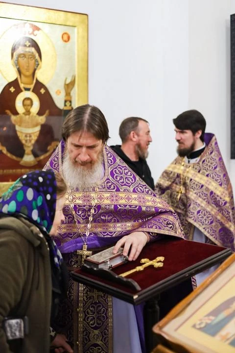 Зачем нужна исповедь?

Исповедь — это одно из Таинств Церкви, в котором Бог освобождает человека от 