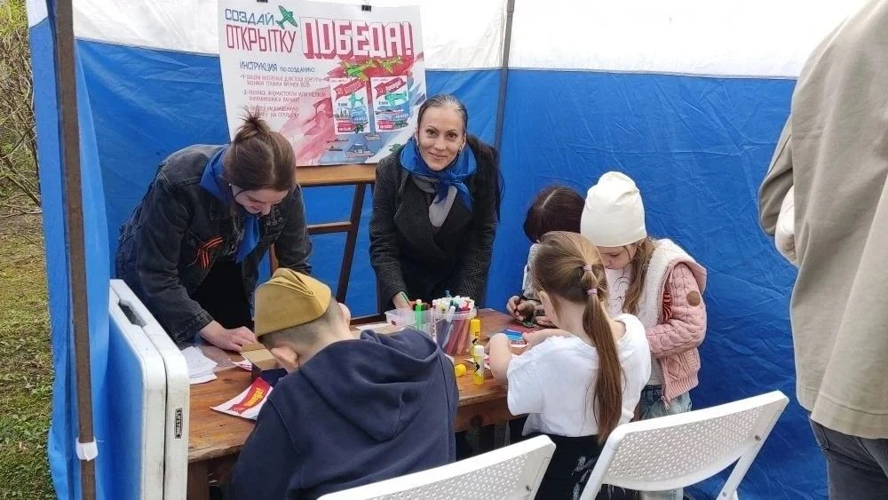 9 мая в Городском саду преподаватели Детской художественной школы №1 провели мастер-кла...