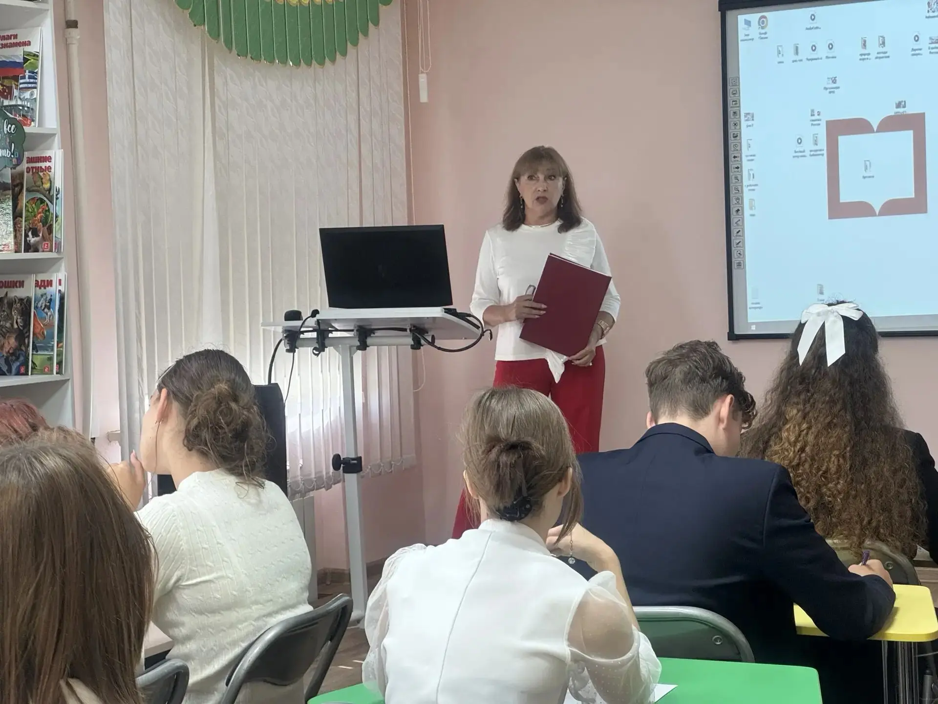 8 сентября в Центральной детской библиотеке города Фокино старшеклассники нашего города...