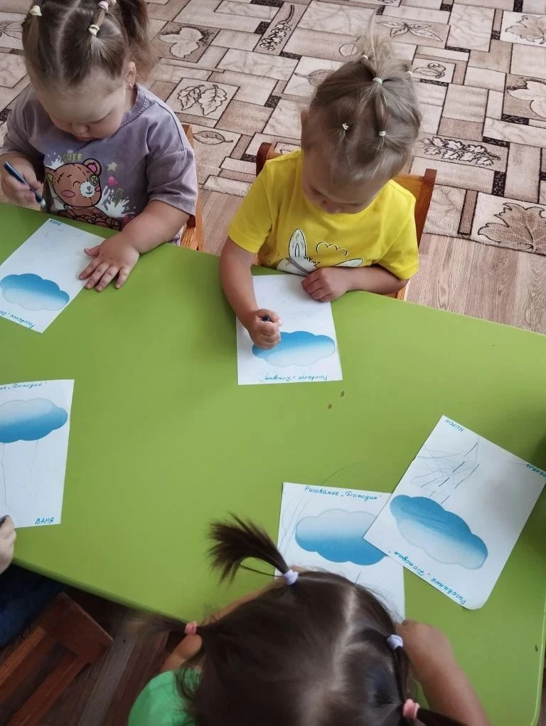 Наши маленькие "Солнышки"🌞 сегодня рисовали первый осенний дождик 💧💧💧 🌧