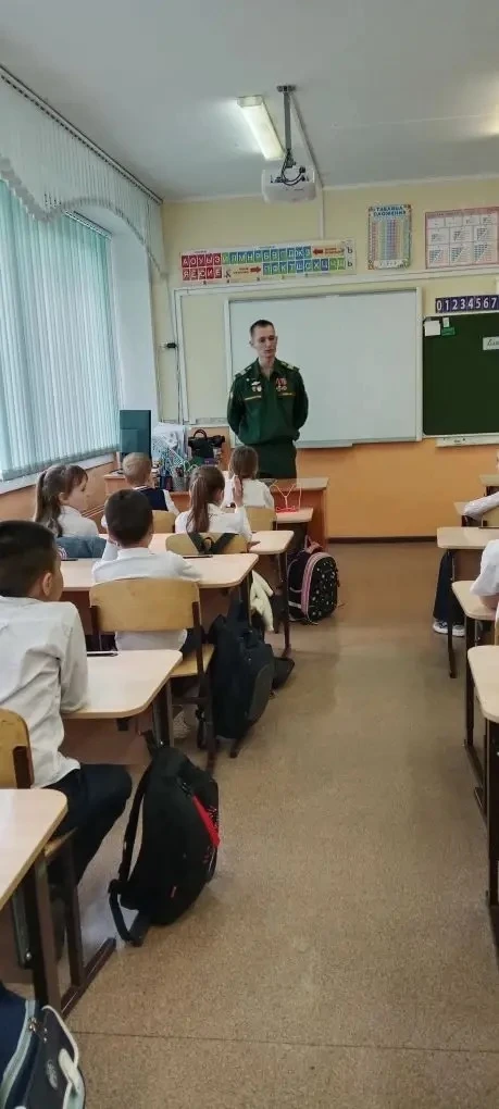 Встреча с участником специальной военной операции! 🤝🏻  Сегодня, 8 мая, в наших классах 1 «Д», 2 «Г» 