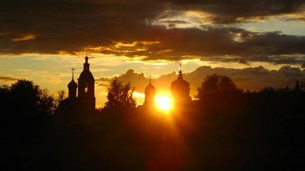#стих

* * *
Жаркий полдень. Пыльная дорога.
Сельский храм. Полуоткрыта дверь.
Целый век прожившему 
