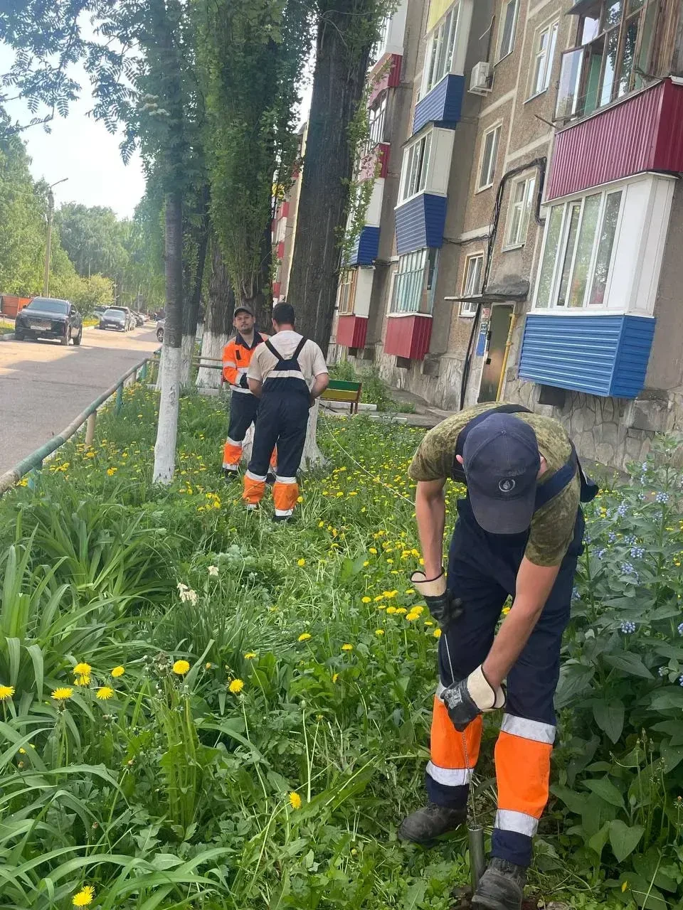 А вот наши ребята в этот момент занимаются устранением засора на канализационных сетях....