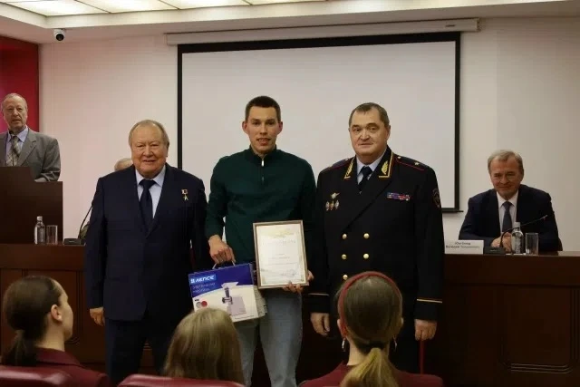🥅 Не только ворота защищает: голкипер кировской «Родины» обезвредил грабителя с ножом