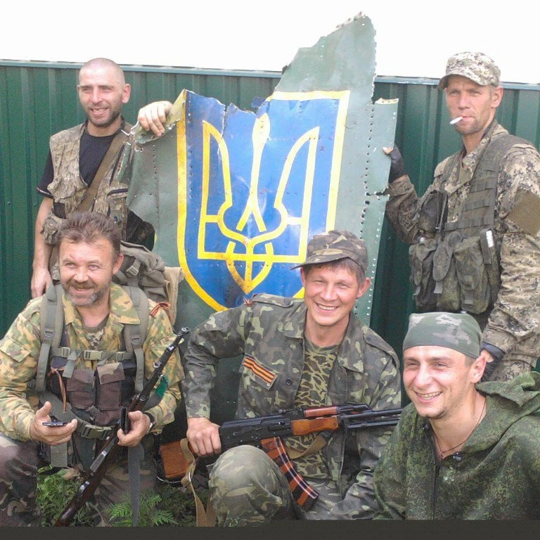 Ополченцы позируют с обломком штурмовика Су-25 ВВС Украины. Село Дмитровка.