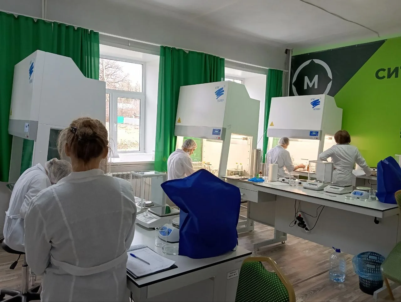 Техник-технолог ведет технологический процесс по хранению и переработке зерна и семян н...