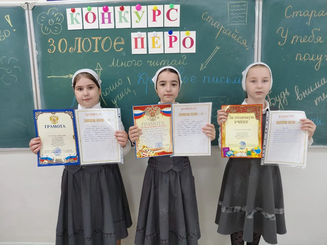 Наши звездочки на конкурсе "Золотое перо"!  Ученики 2 А класса в полном составе демонстрирует свои т