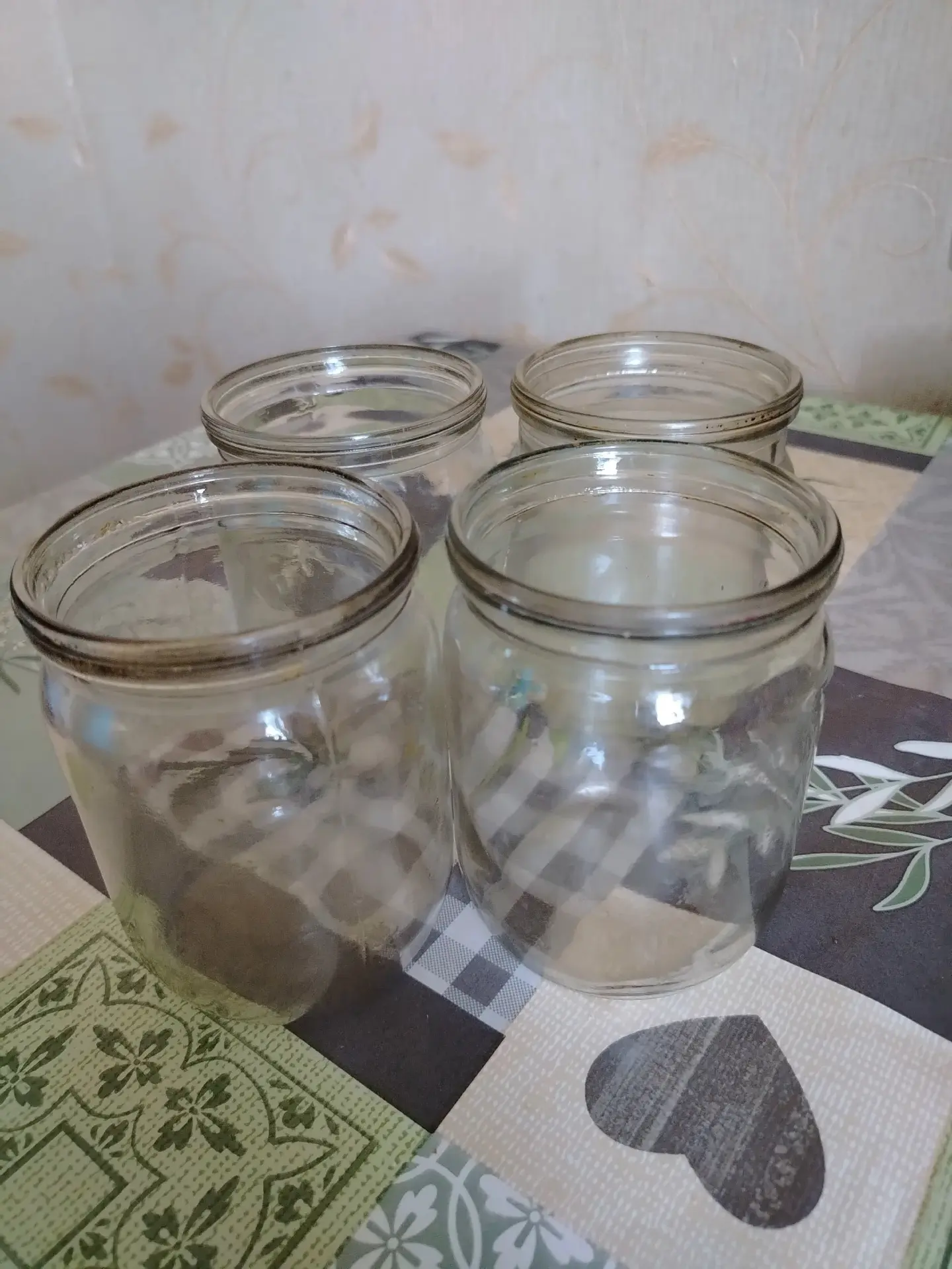 Продам банки! 0,5л. по 10₽, 1 и 3-х литровые банки по 15₽. Луганск, кв. Степной. Обраща...