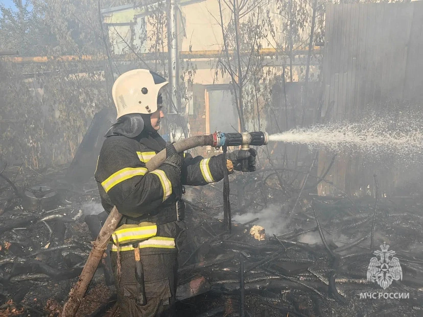 🚒 Саратовские пожарные тушили дачный домик и вагончик