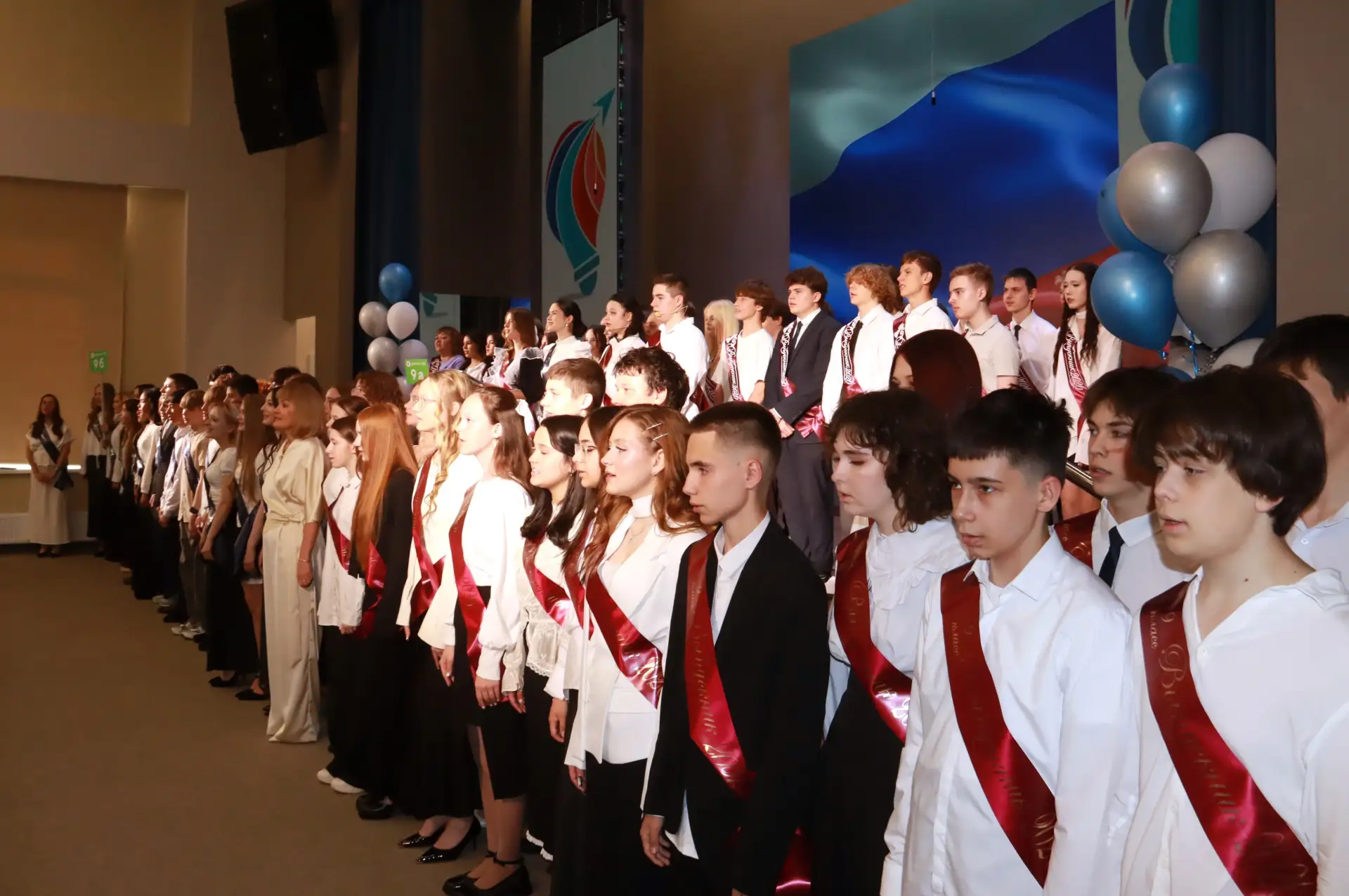🎓 Последний звонок прозвенел для сотен выпускников в Академическом!  Сегодня в каждой школе прошли т