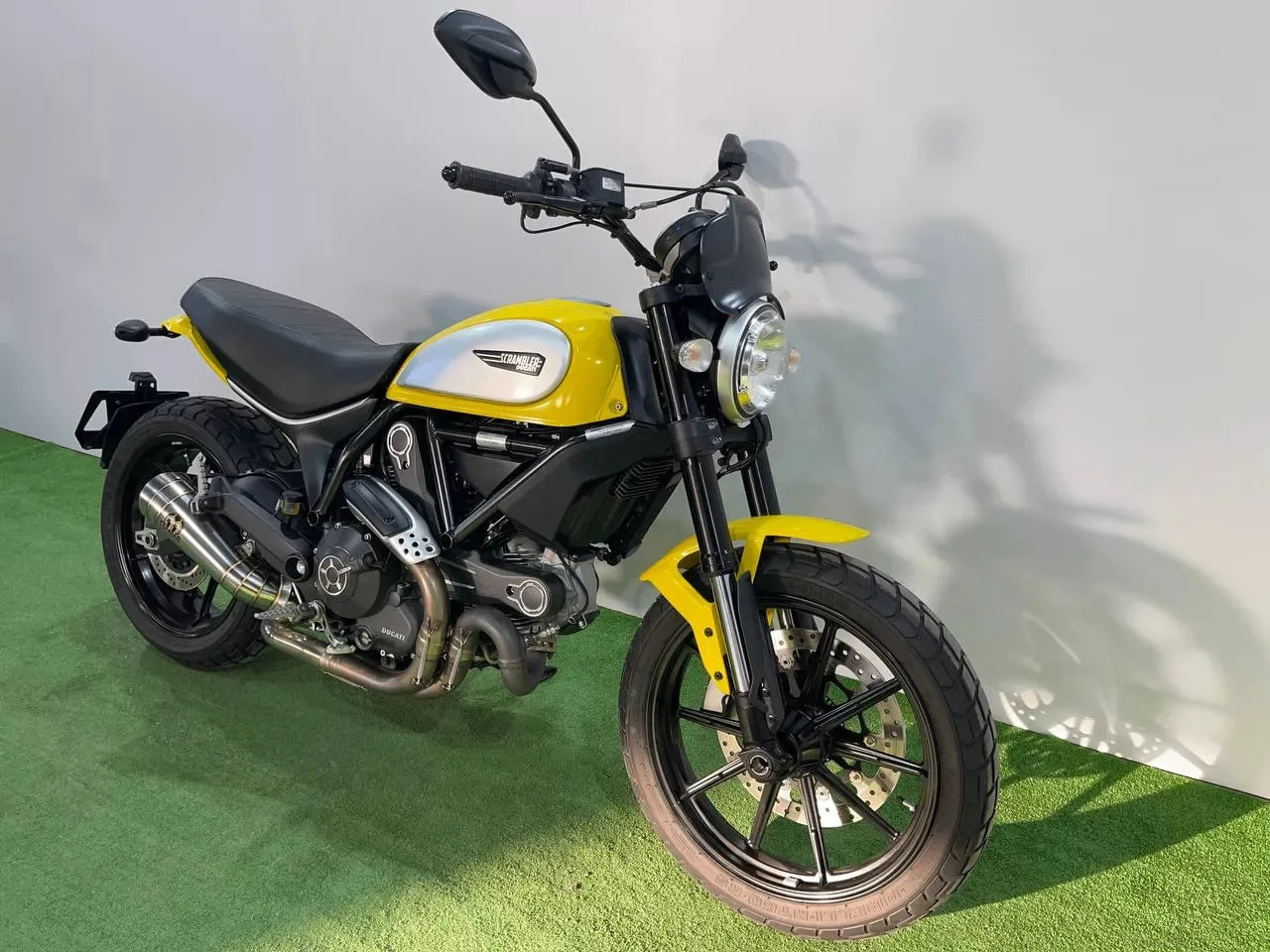 DUCATI SCRAMBLER ICON в наличии во Владивостоке  Характеристики:  - 2016 год - объем 803 см3 - Аукци