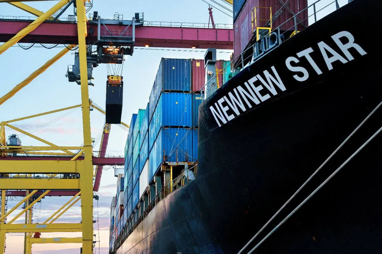 В Мурманске стартовал перегруз контейнеров от NewNew Shipping Line, которые пришли из К...