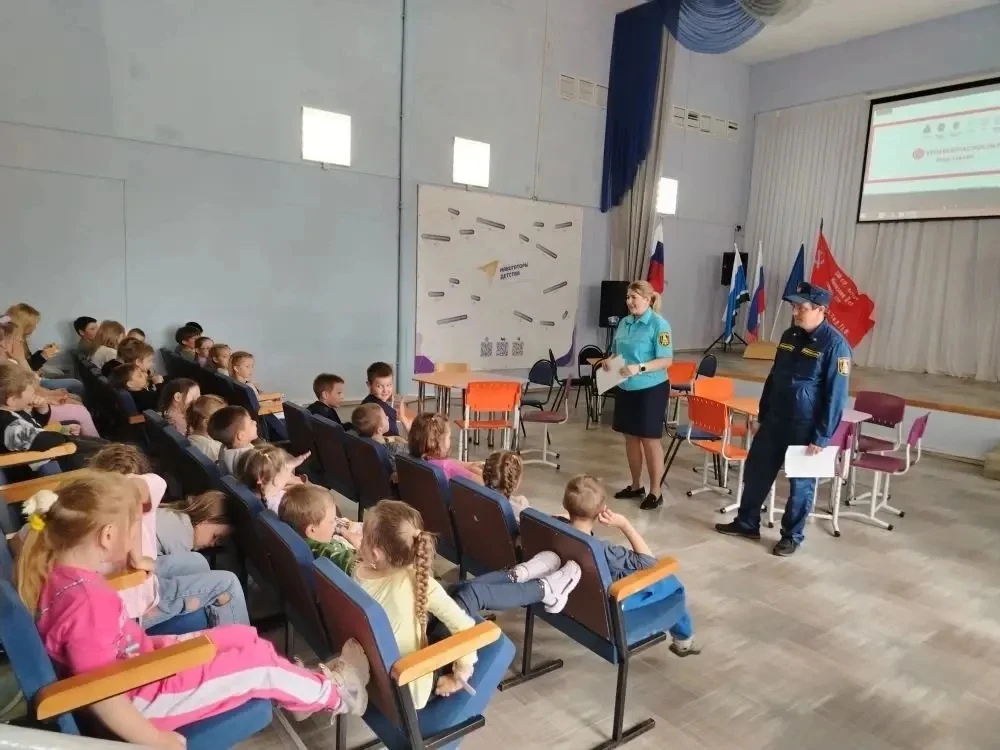 👫В рамках профилактической акции «Безопасное лето» сотрудники пожарно-спасательной части провели ме