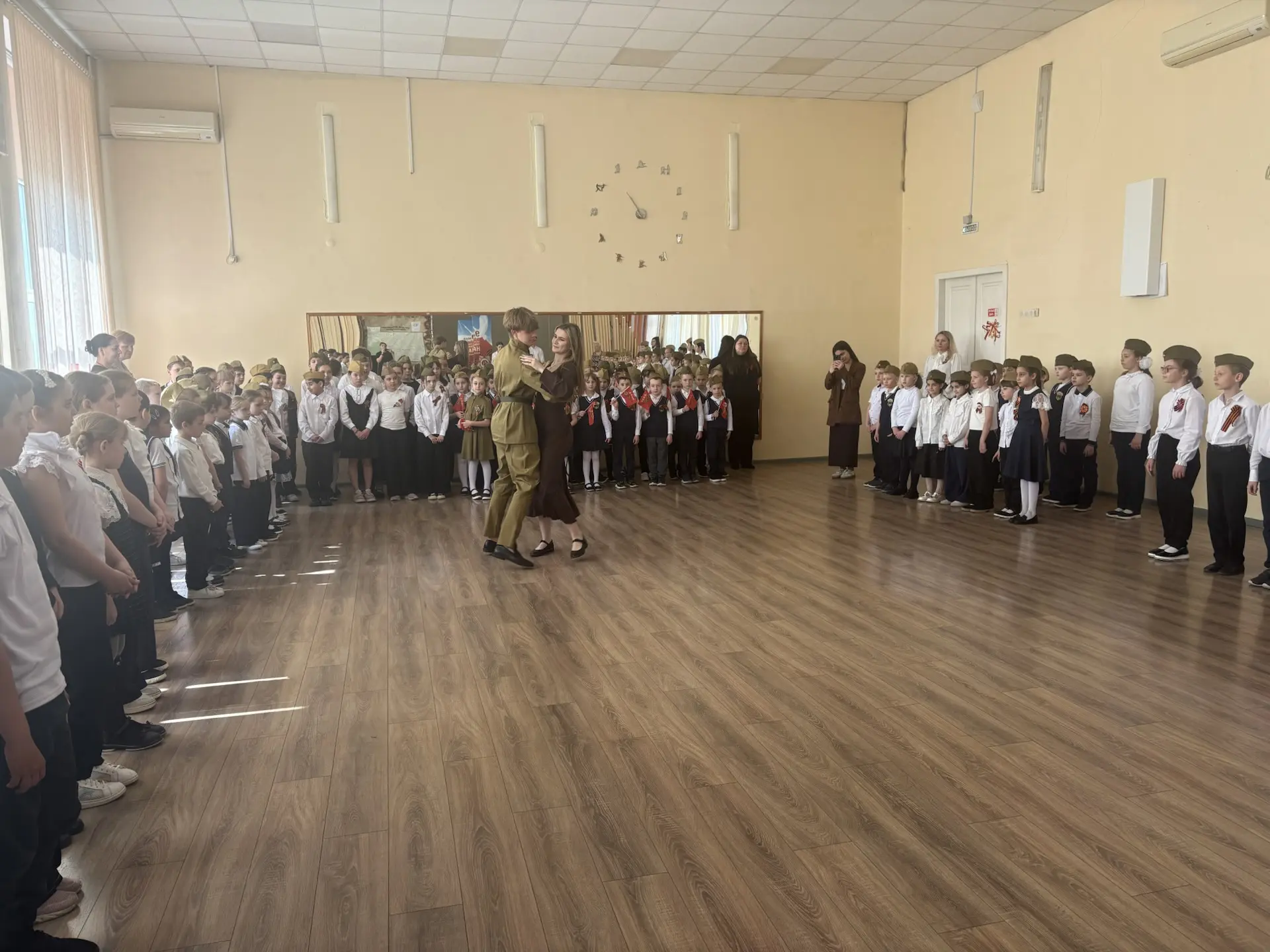 Никто не забыт. Ничто не забыто.   7 мая в актовом зале нашей школы состоялась праздничная линейка, 