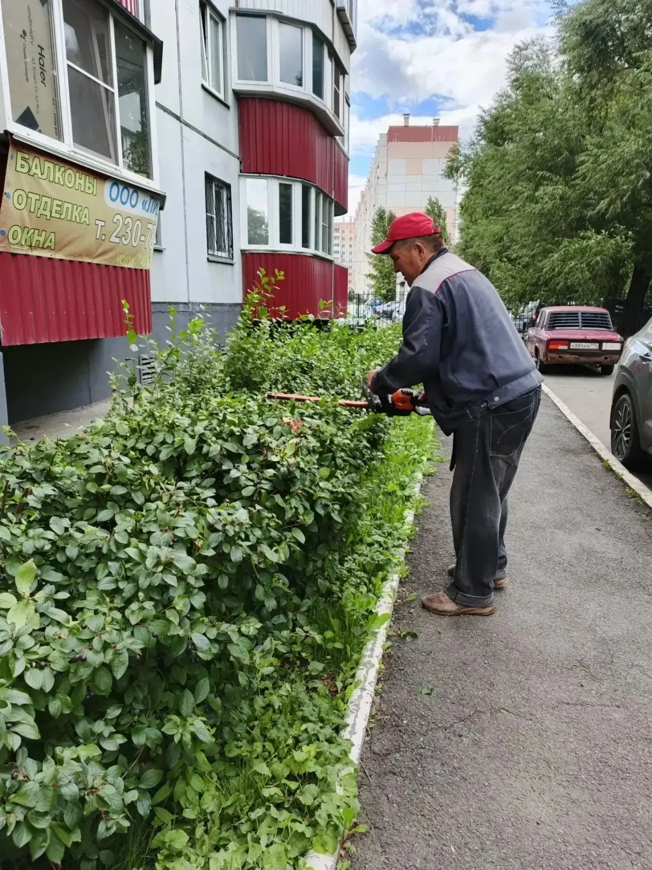 🌿 Пока кто-то мечтает о ленивых выходных, наши ребята продолжают покос травы во дворах...