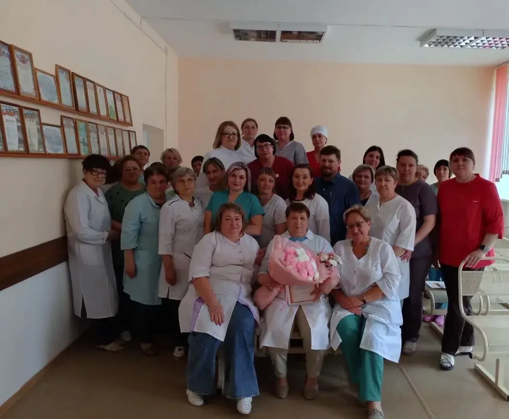 🌷 В Тюкалинской центральной районной больнице проводили на заслуженный отдых Светлану ...
