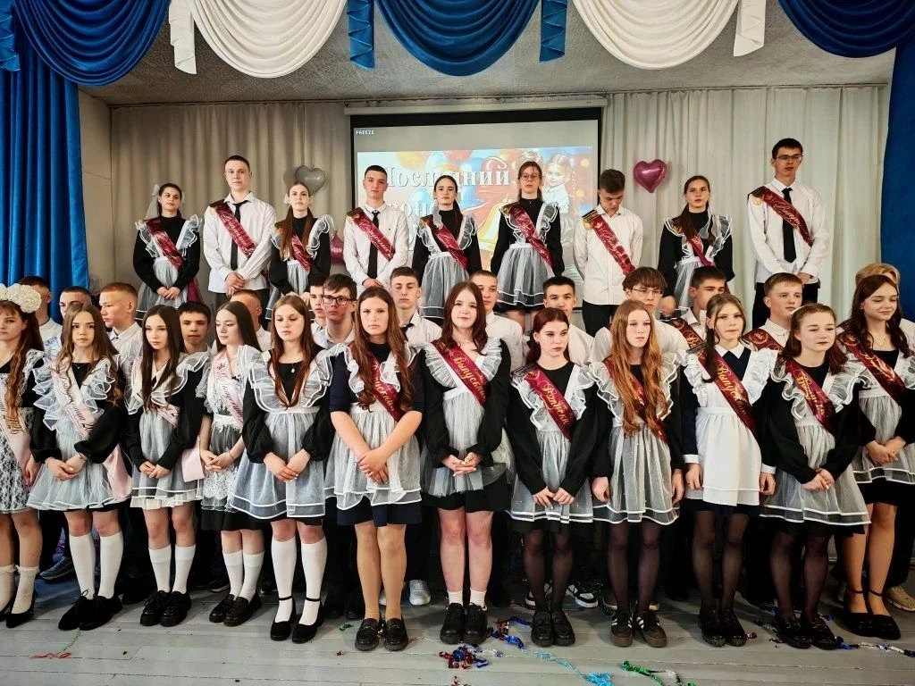🔔 Последний звонок — это не просто сигнал, а целая жизнь, заключённая в одном мгновении.