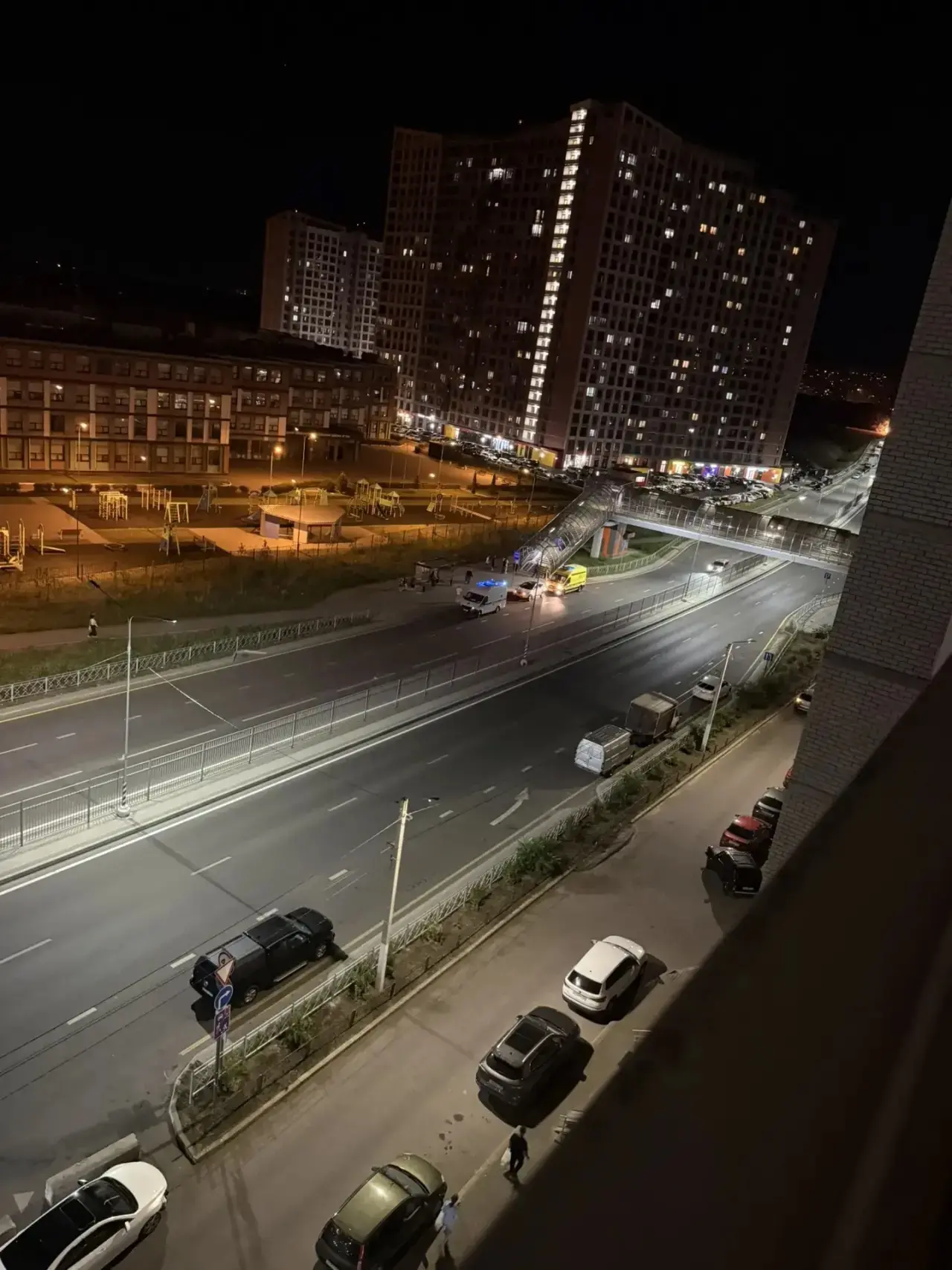 Со слов горожан, в переходе на Крынина, вчера поздно вечером упала девушка и повредила ...