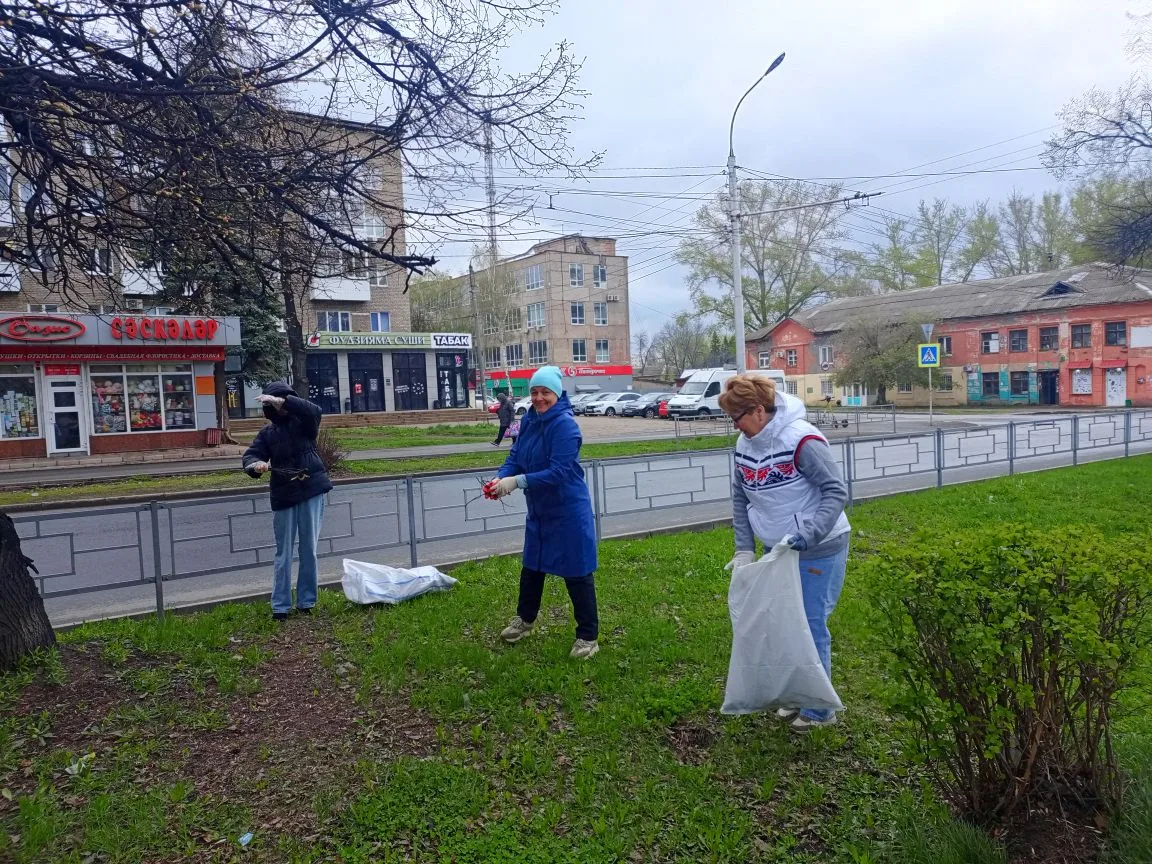 🧩🧹25 апреля наша школа приняла активное участие в общегоррдском субботнике.       Взяв все самое нео