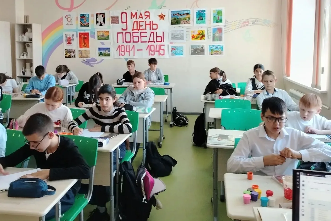 В параллели 6‑х классов прошли уроки мужества, посвящённые Великой Отечественной войне.  Ребята позн