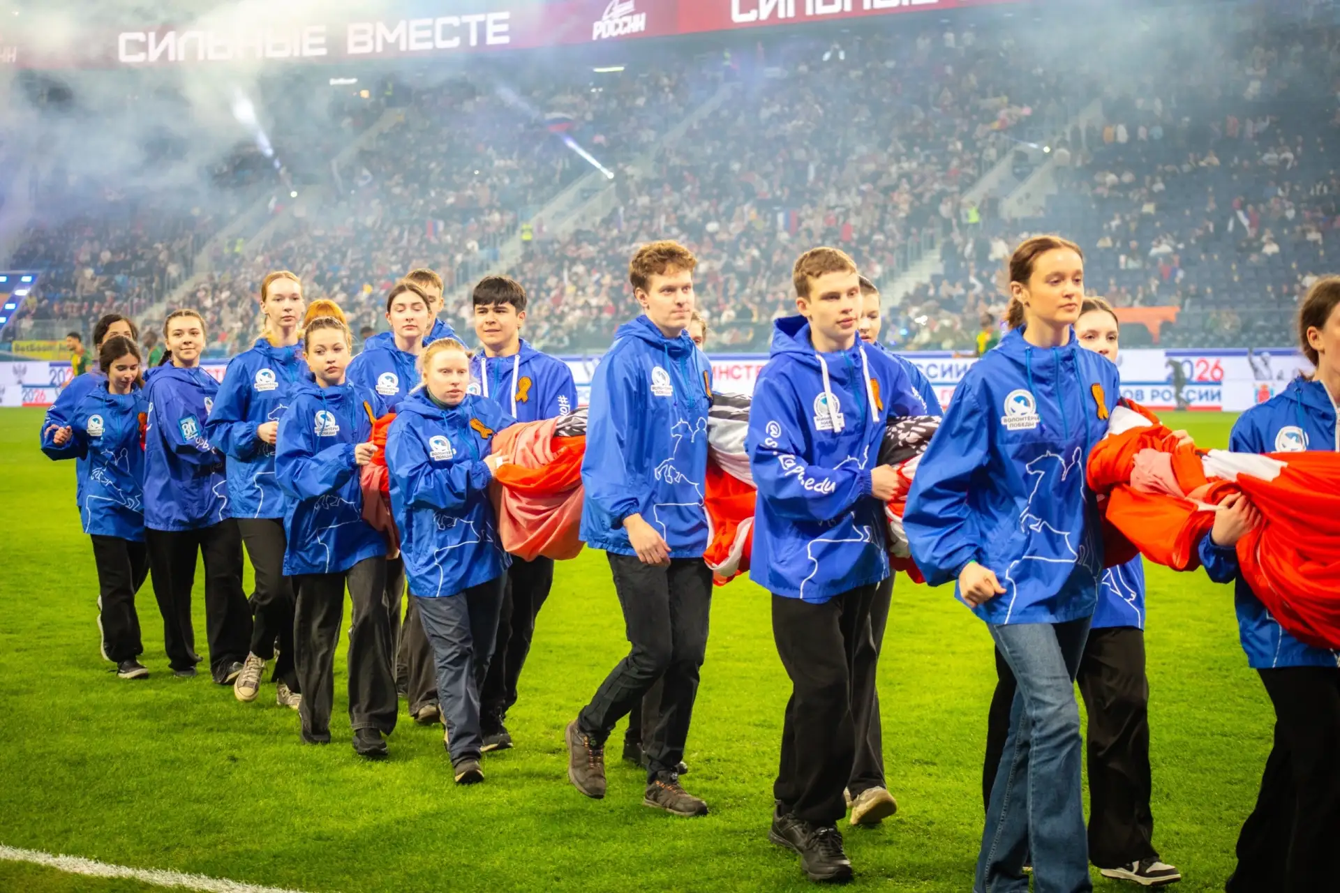Открытие матча ⚽  Волонтёры Победы Санкт-Петербурга вышли на поле стадиона «Газпром Арена», чтобы ра