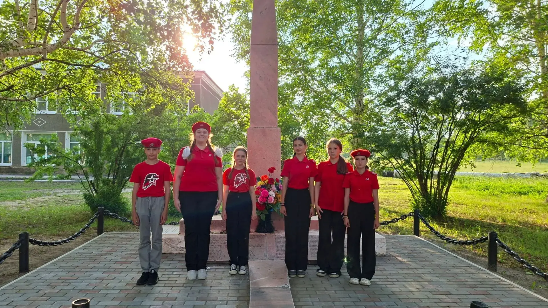 🕯️ Они ушли, чтобы мы остались.

22 июня юнармейский отряд «Сапсан» и другие ребята школы зажгли св
