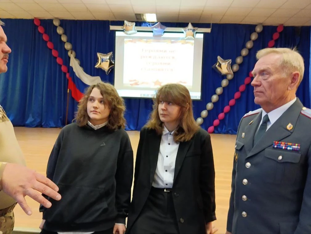 🎖️ 9 декабря в школе №145 прошёл «Урок Мужества», посвящённый Дню Героев Отечества.  👥 В рамках меро